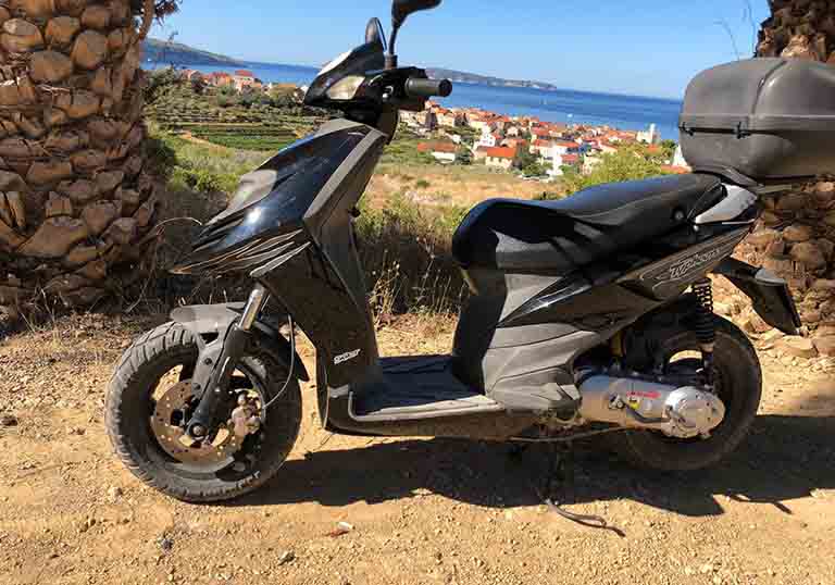Rent a scooter Komiza Cheap scooter renting Enjoy driving